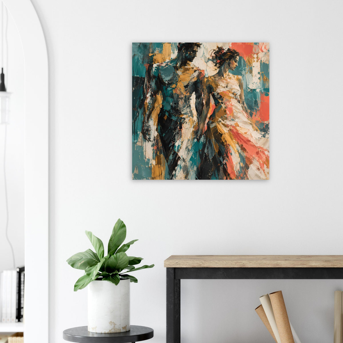 Abstraktes Leinwandbild: Liebespaar-Figuren mit Pinselstrichen in Blau, Gold und Koralle.