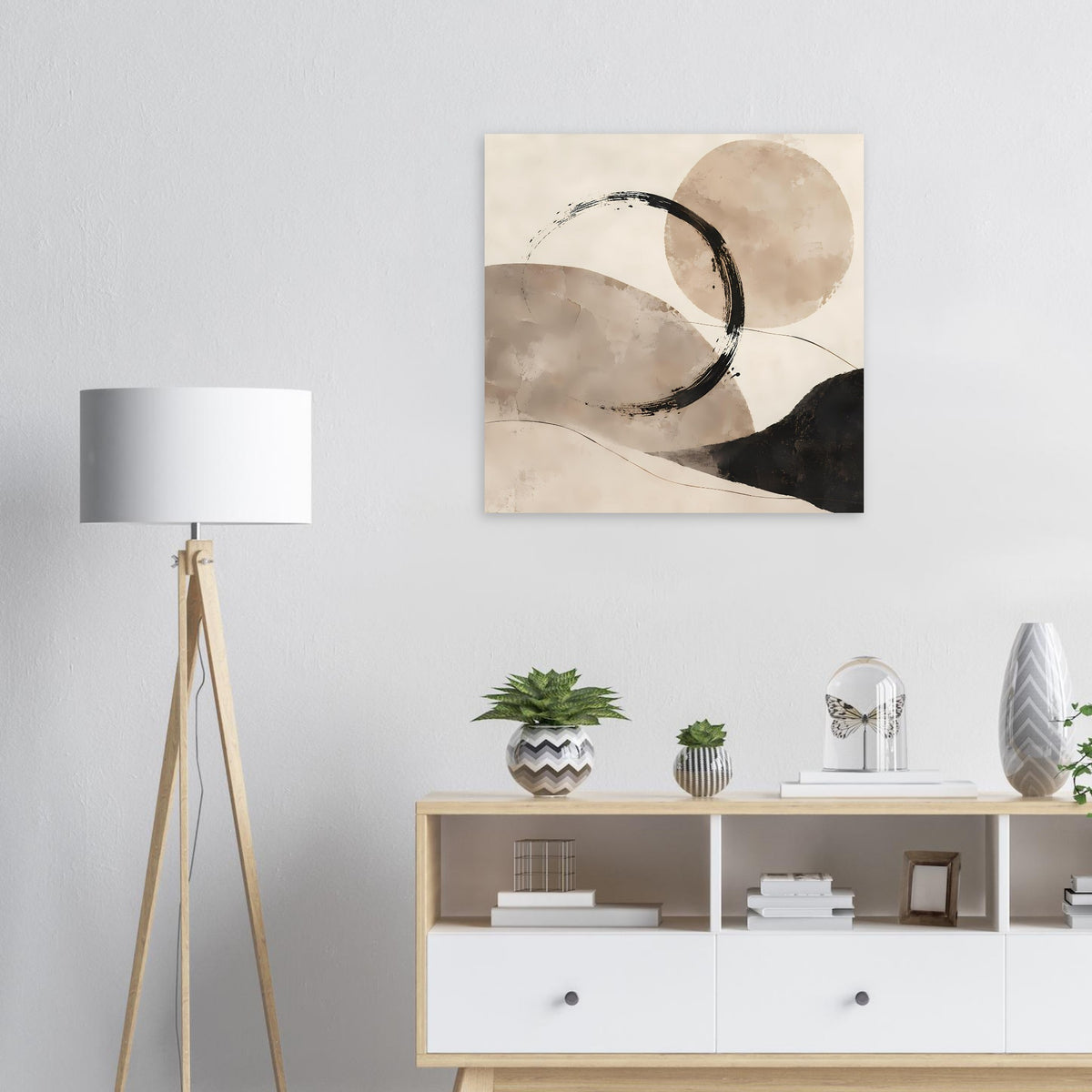 Abstraktes Wandbild: gelblich-beige Kreise, graue Flächen und schwarze Pinselspuren