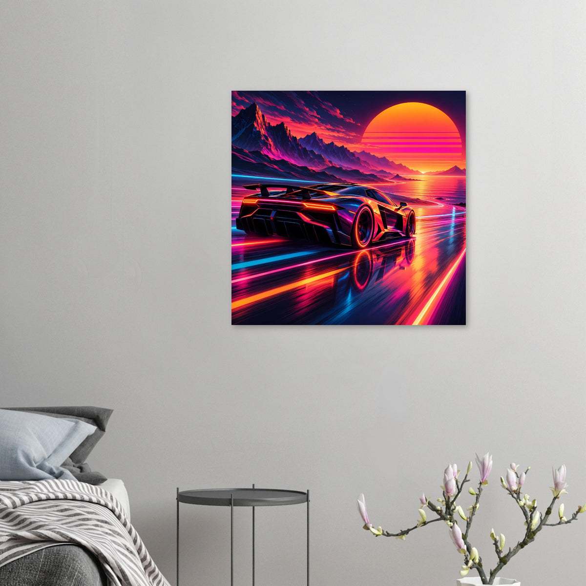 Quadratisches Poster mit Neon-Supercar, Sonnenuntergang und leuchtenden Streifen, an der Wand.