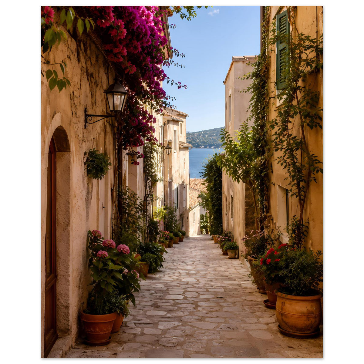 Wandposter: lange Gasse zwischen Häusern mit grünen Ranken, Laterne und Blumen in Töpfen