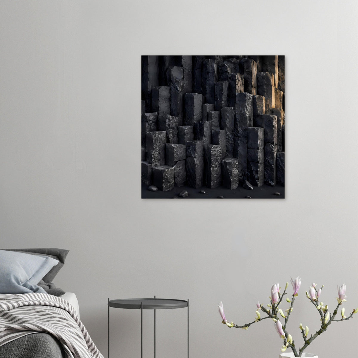 Naturposter mit dunkler Basaltsäulen-Felsstruktur, quadratischer Rahmen