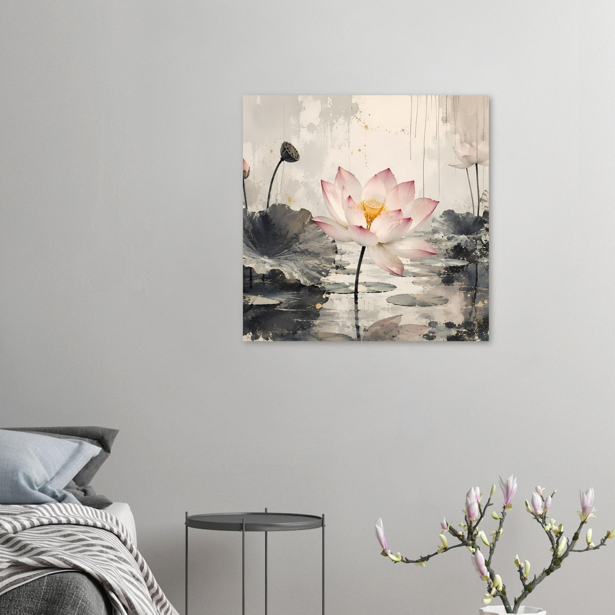 Wandposter mit kleiner Lotusblüte in Pastellrosa auf grauem Seerosenteich