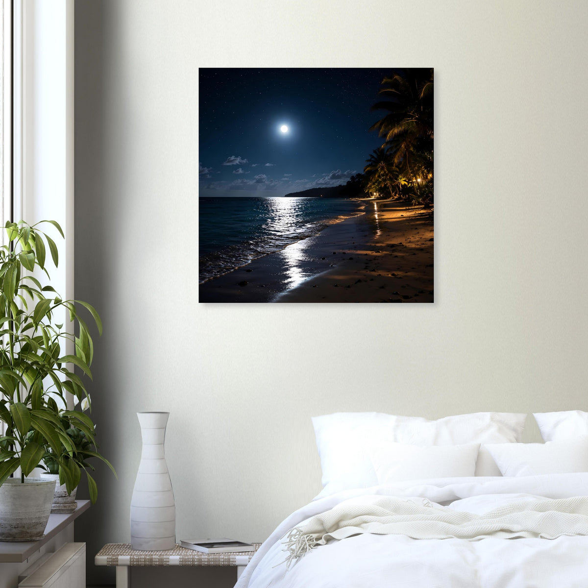 Serene Moonlit Strandposter, schwarz gerahmt: Mondschein über der Küste mit Wellenreflexen.