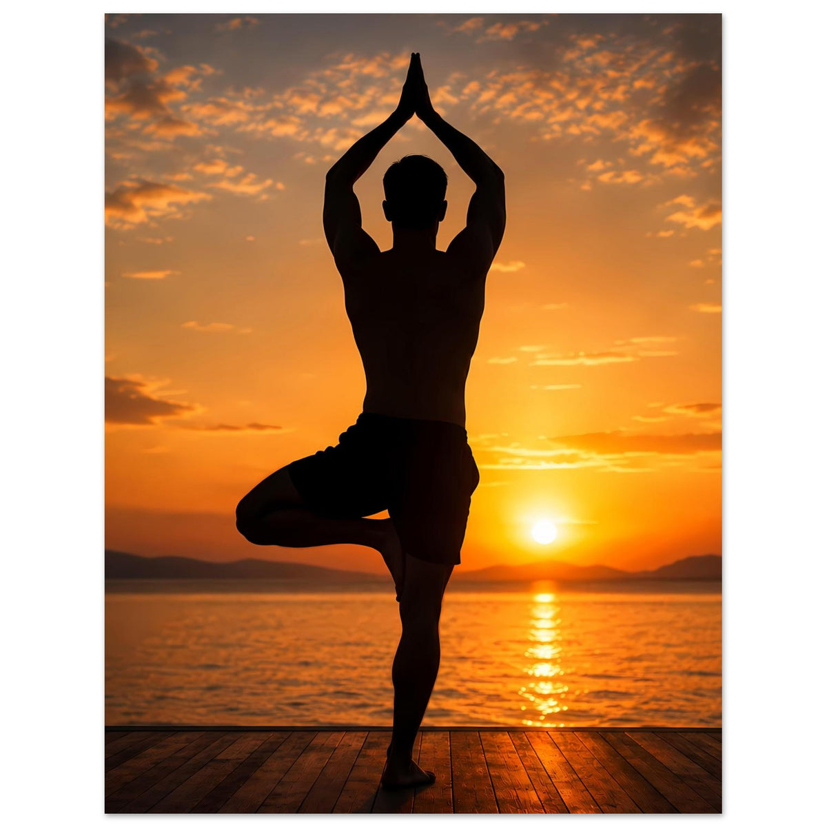 Yoga-Poster mit Silhouette im Einbein-Stand, Hände in überkopflangem Gebet, Sonnenuntergang über dem Wasser