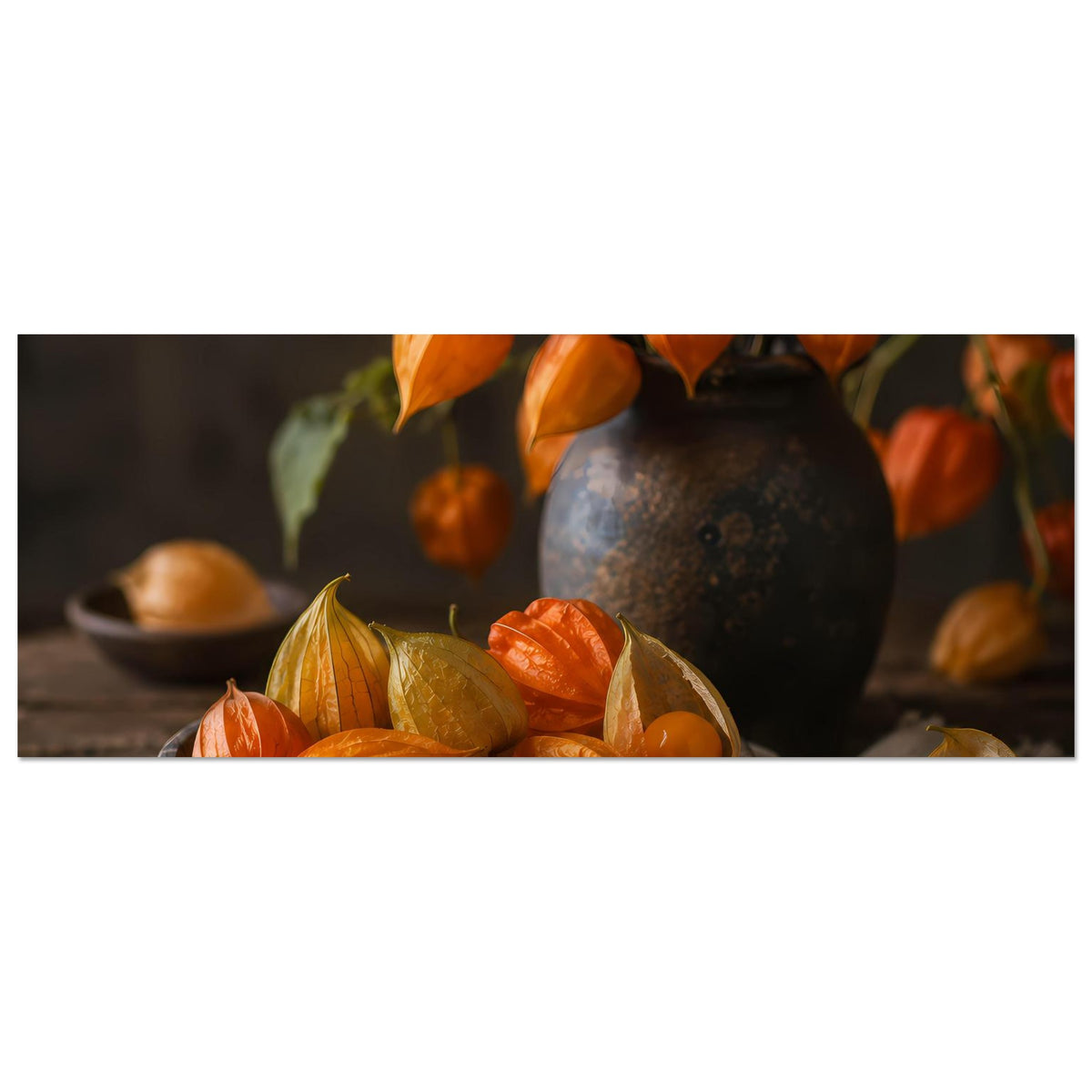 Horizontales Herbstposter: Kürbisse in Schüssel und Vase, orange Blätter vor dunklem Hintergrund
