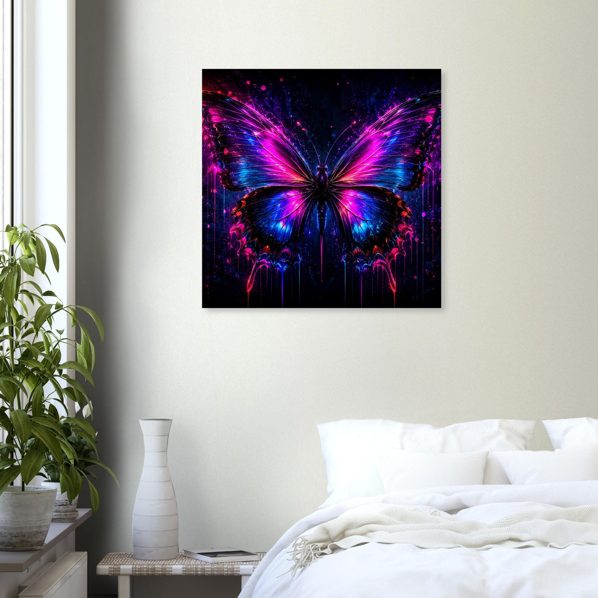 Neon-Schmetterling-Poster im schwarzen Rahmen, kräftige Blau‑Pink-Flügel und dunkler Hintergrund.