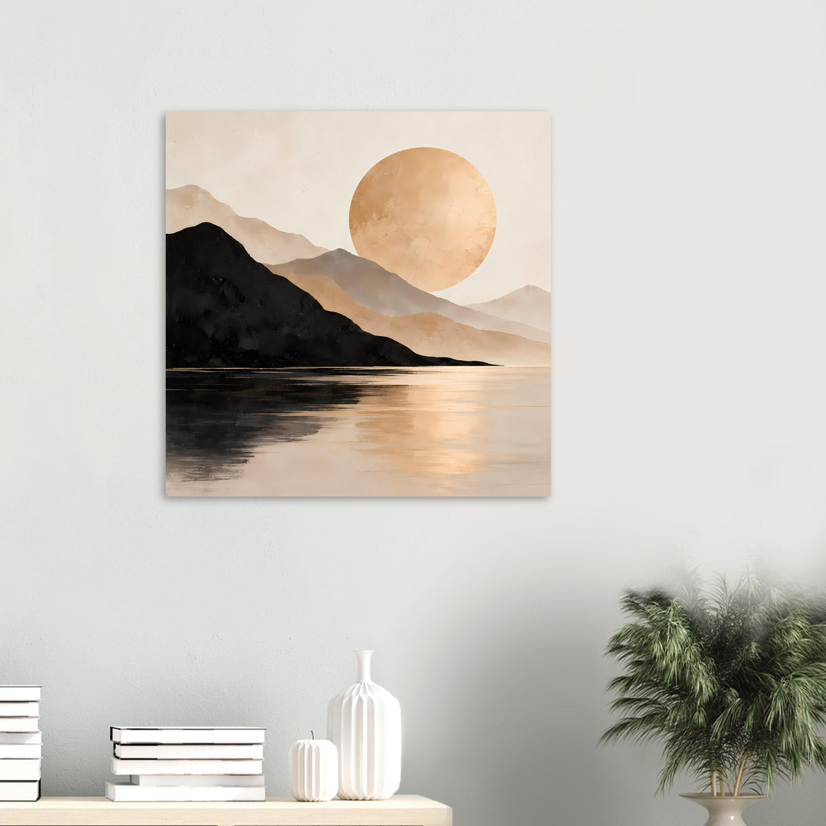 Kleines Poster mit Bergsilhouette, See und runder goldener Sonne