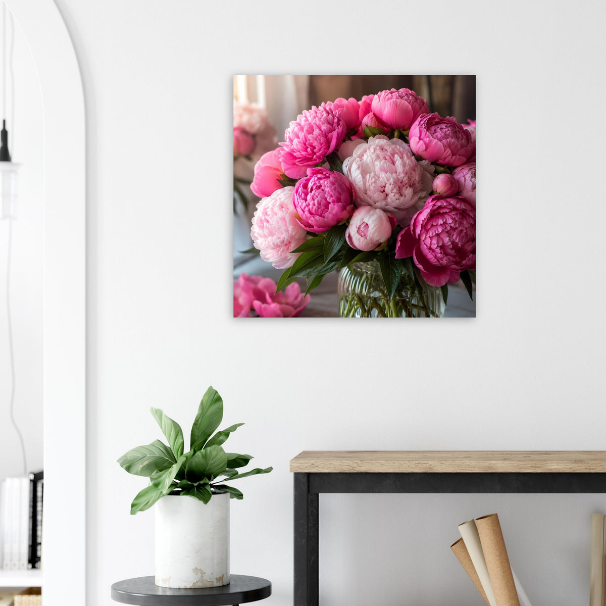 Quadratisches Poster mit Pink-Pfingstrosenstrauß und grünen Blättern in Nahansicht.