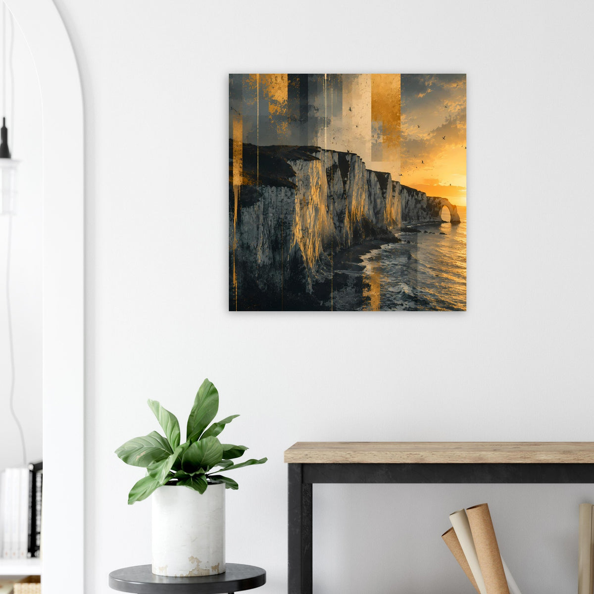 Gerahmtes Poster mit Küstenweg und Sonnenuntergang über dunklem Meer, goldene Streifen