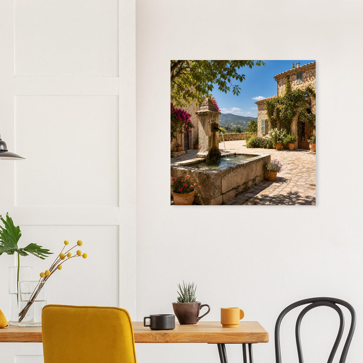 Poster mit Steinspringbrunnen im mediterranen Innenhof, Terrasse mit Topfpflanzen