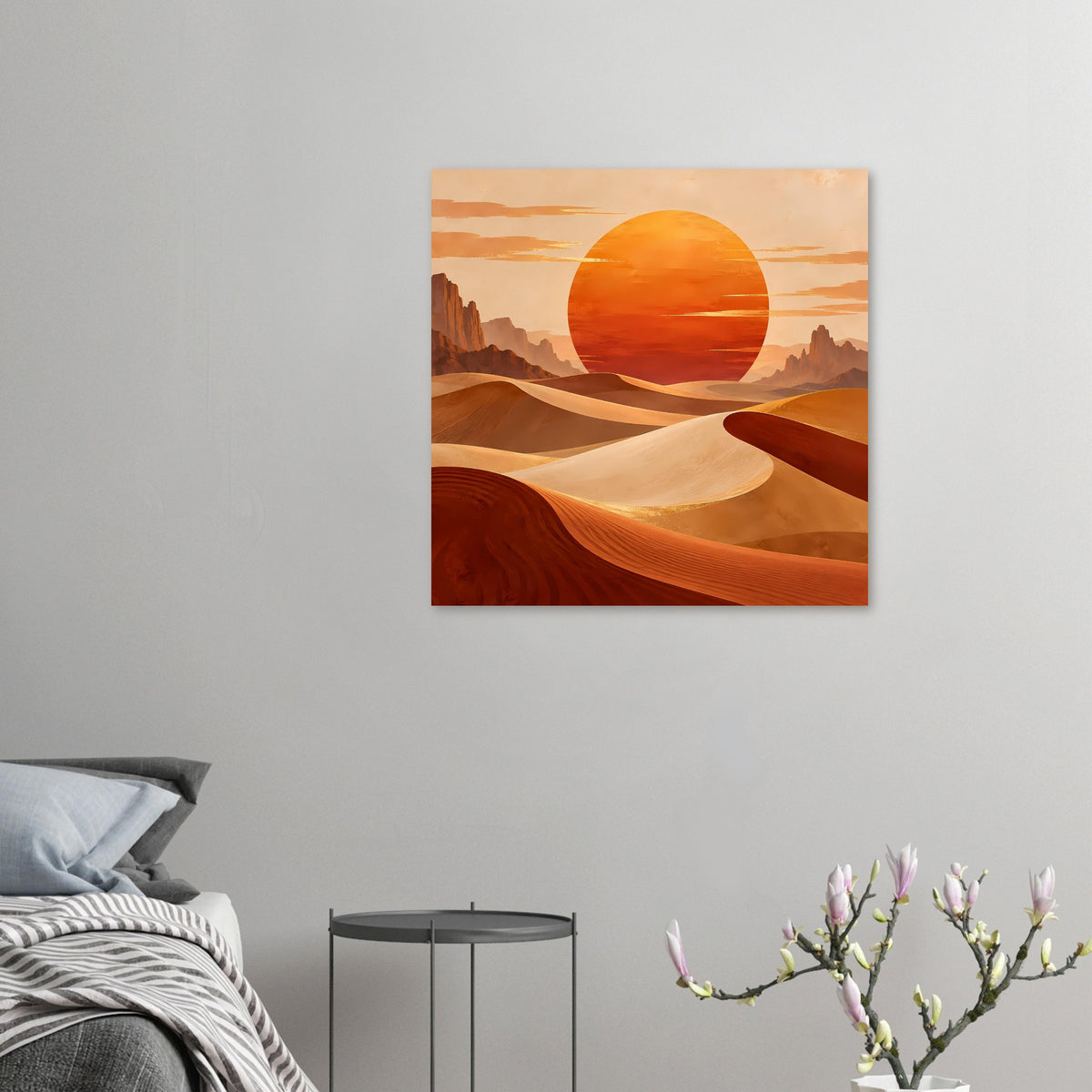 Kleines quadratisches Poster mit Wüstenlandschaft, großer orange Sonne und Sanddünen.