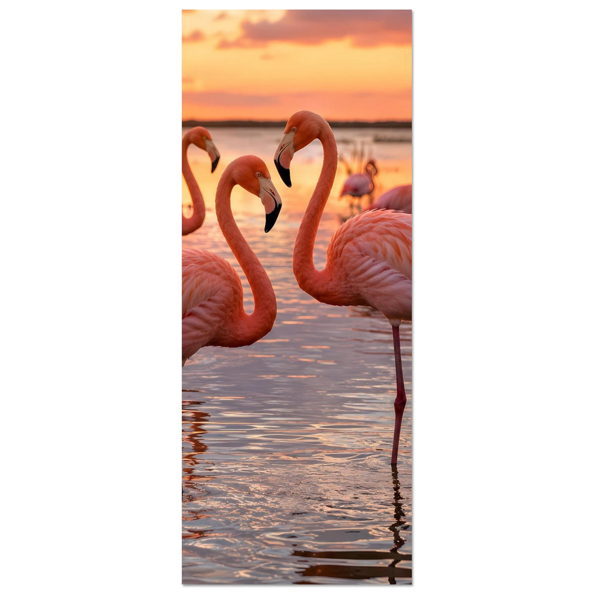 Hochformat-Poster mit Flamingos im Sonnenuntergang, Ausschnitt mit Wasserreflex