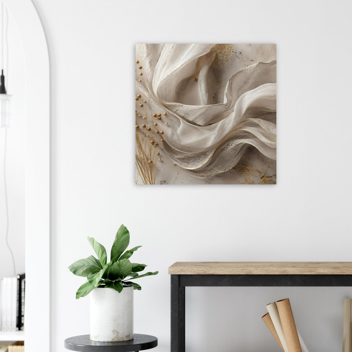 Abstraktes Poster mit elfenbeinweißen Wellen und goldenen Akzenten, mittig gestaltet