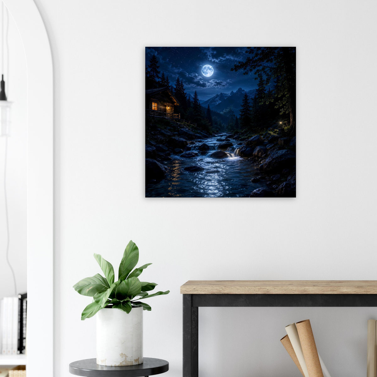 Gerahmtes Nachtmotiv: Fluss im Wald unter hellem Mond, dunkles Blau