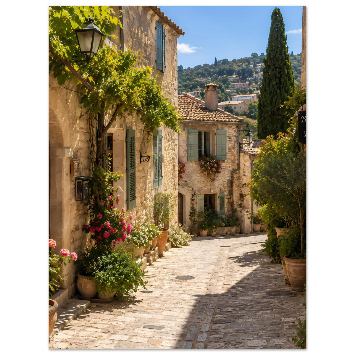 Poster: mediterrane Gasse mit Steinfassaden, blühenden Kübeln und Zypressen