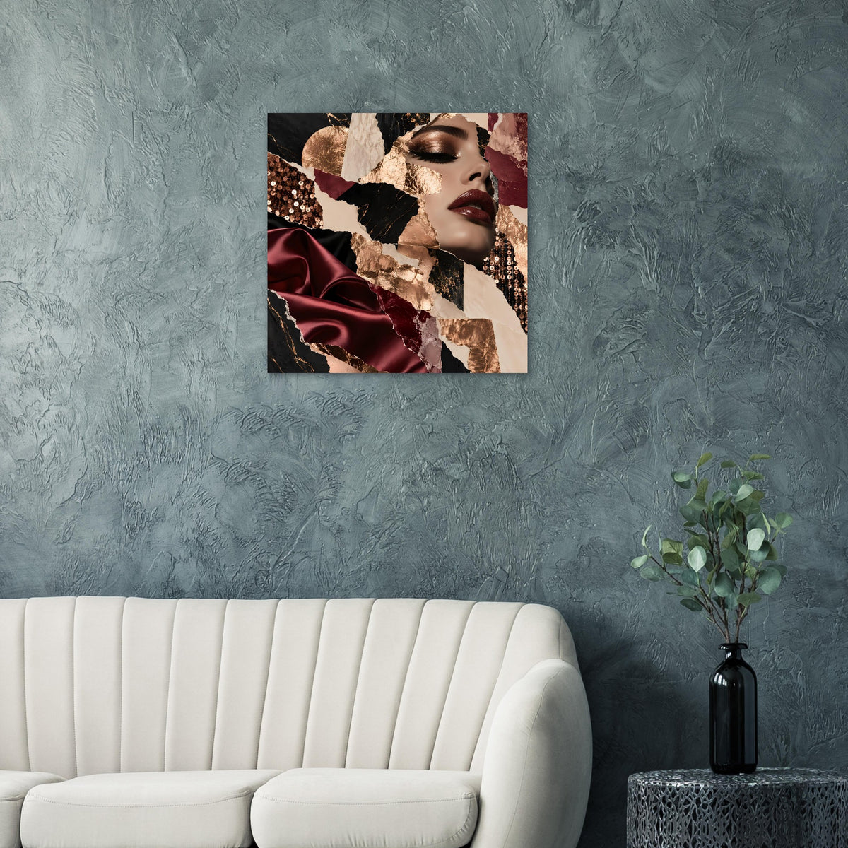 Posterbild mit Collage-Detail: Frauenkopf in Bordeaux, Gold und Metallic-Texturen