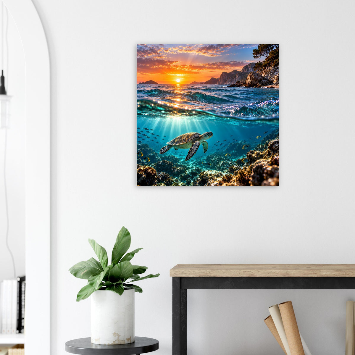 Quadratisches Poster mit Meeresschildkröte im Meer und Sonnenuntergang über felsiger Küste