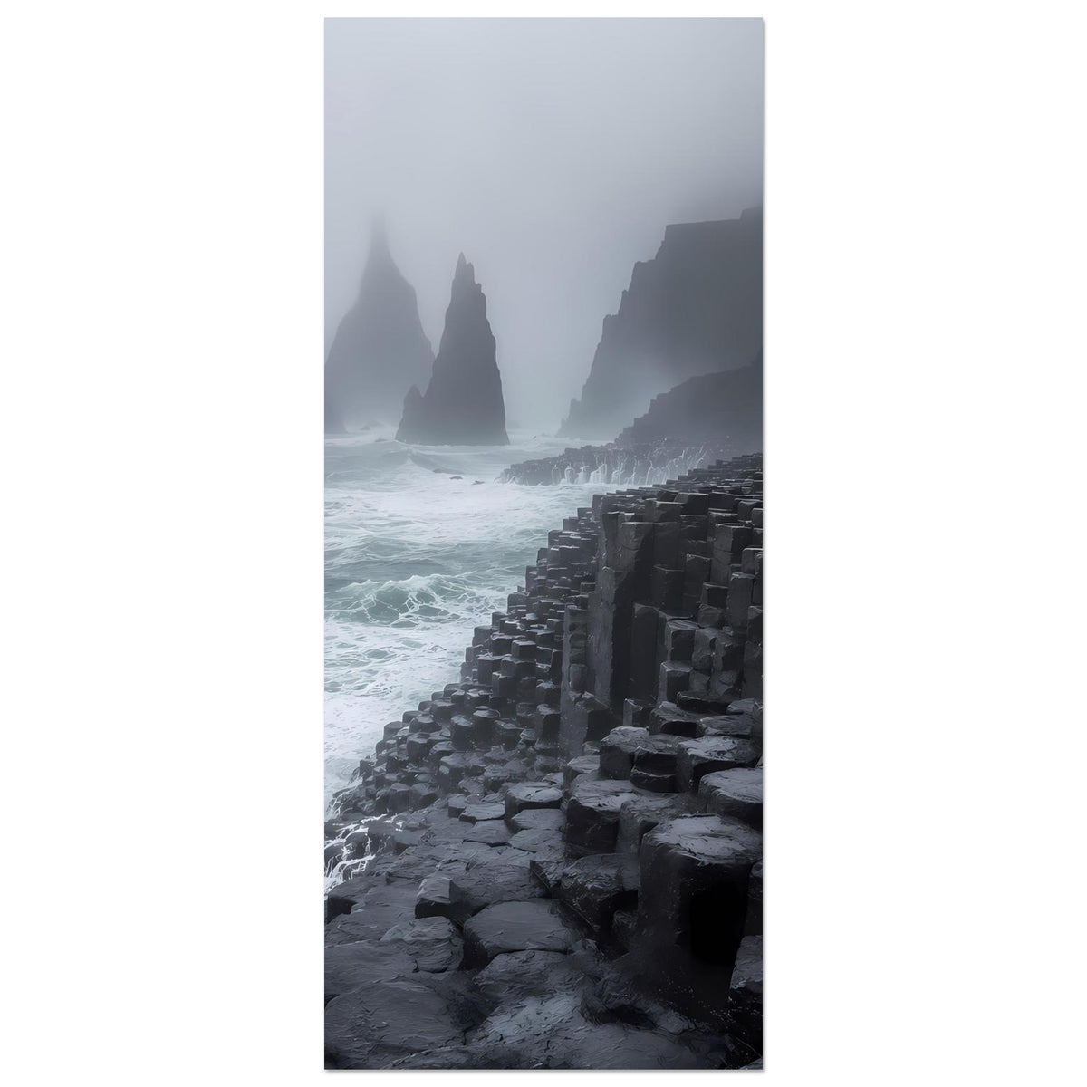 Vertikales Poster mit Basaltsäulen am Meer und Felsformationen im grauen Nebel