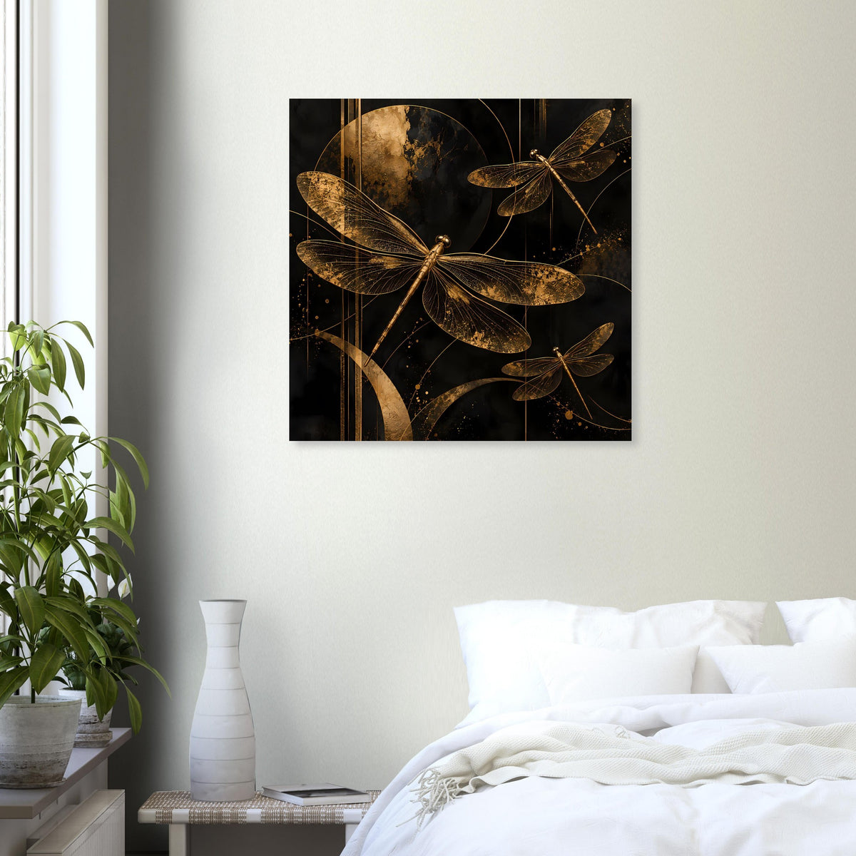 Quadratisches Poster mit goldenen Libellen, dunkler Blumen- und Spirallinie im Hintergrund.