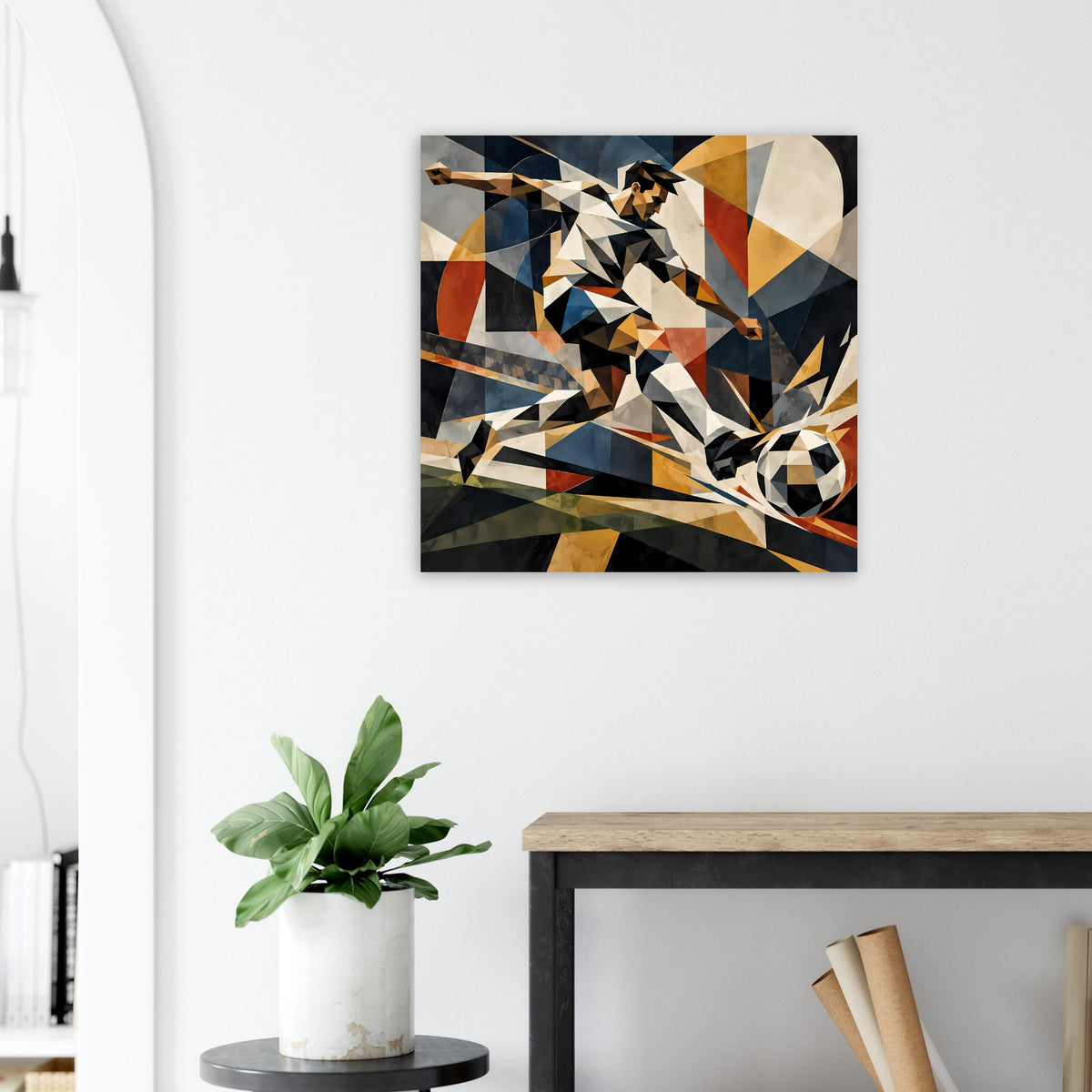 Quadratisches Poster: abstrakter Fußballspieler aus scharfkantigen Dreiecken, schwarz, beige, orange