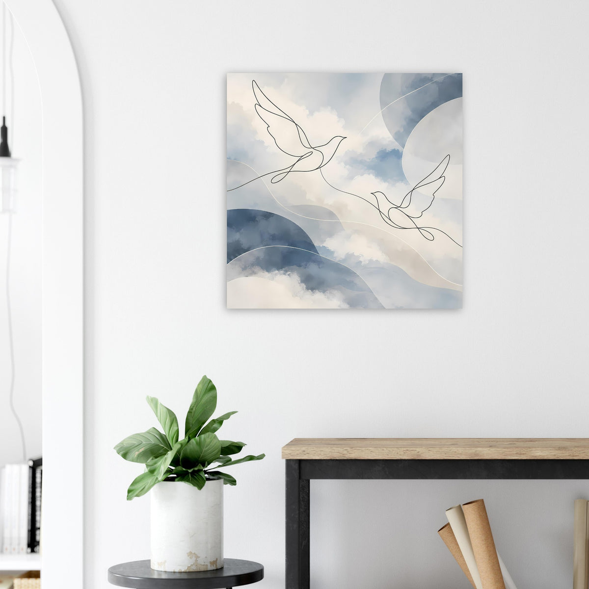 Quadratischer Kunstdruck an der Wand: Friedenstauben und Wolkenmotiv in Blau