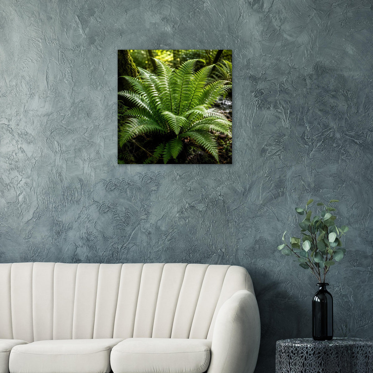 Quadratisches Naturposter mit grünen Farnwedeln im dichten Blattwerk