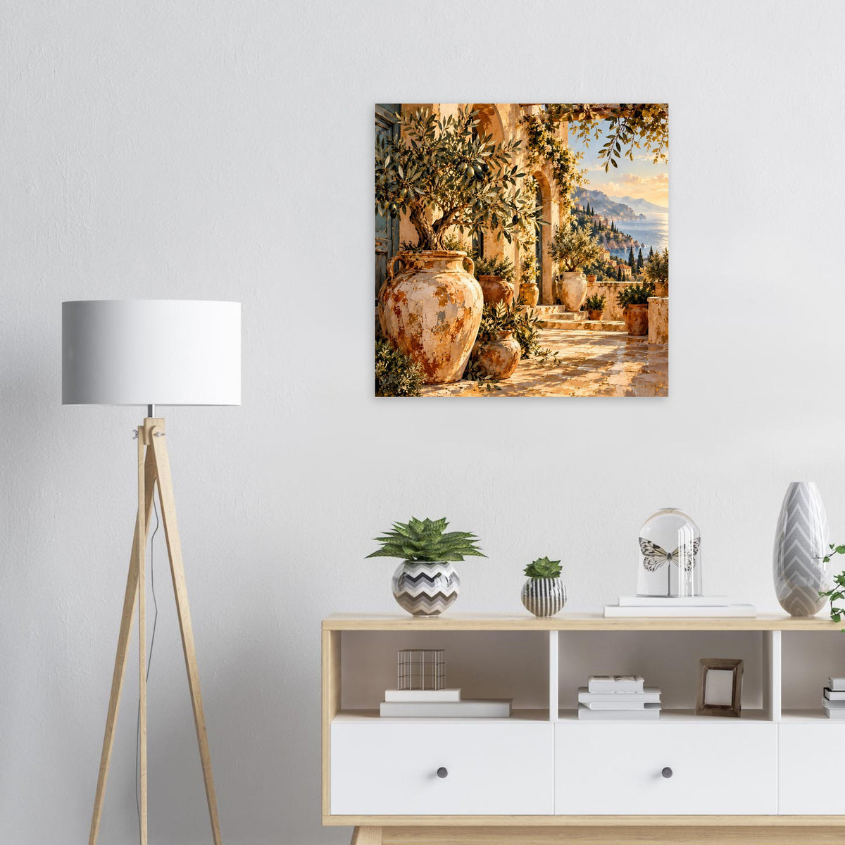 Mediterranes Wandposter mit Terrassenweg, großen Terrakotta-Vasen und Olivenbäumen.