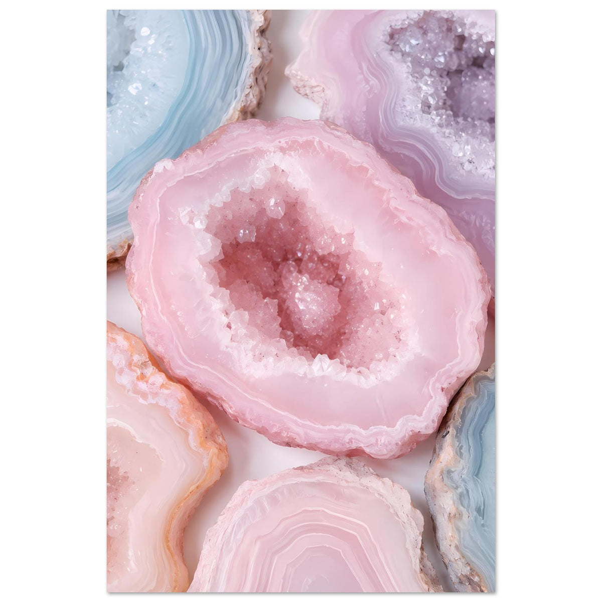 Poster mit Kristallgeoden im Hochformat: zentrale rosa Geode, seitlich blau und violett angeschnitten