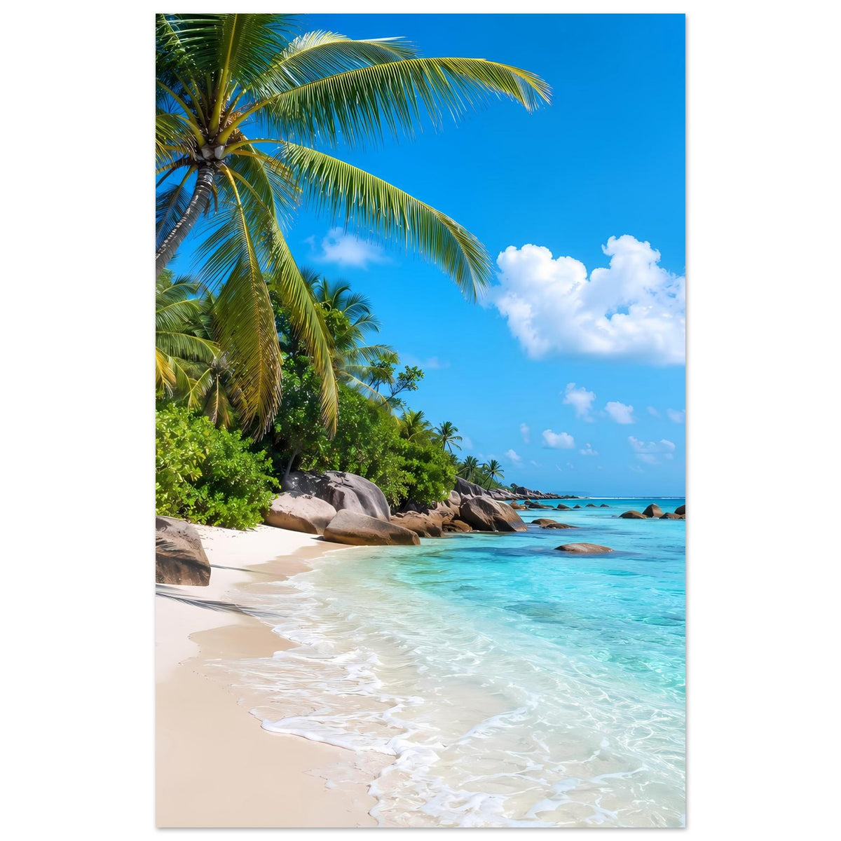 Hochformat-Strandposter mit Palme am linken Bildrand, türkisfarbenem Wasser, Sand und Felsen