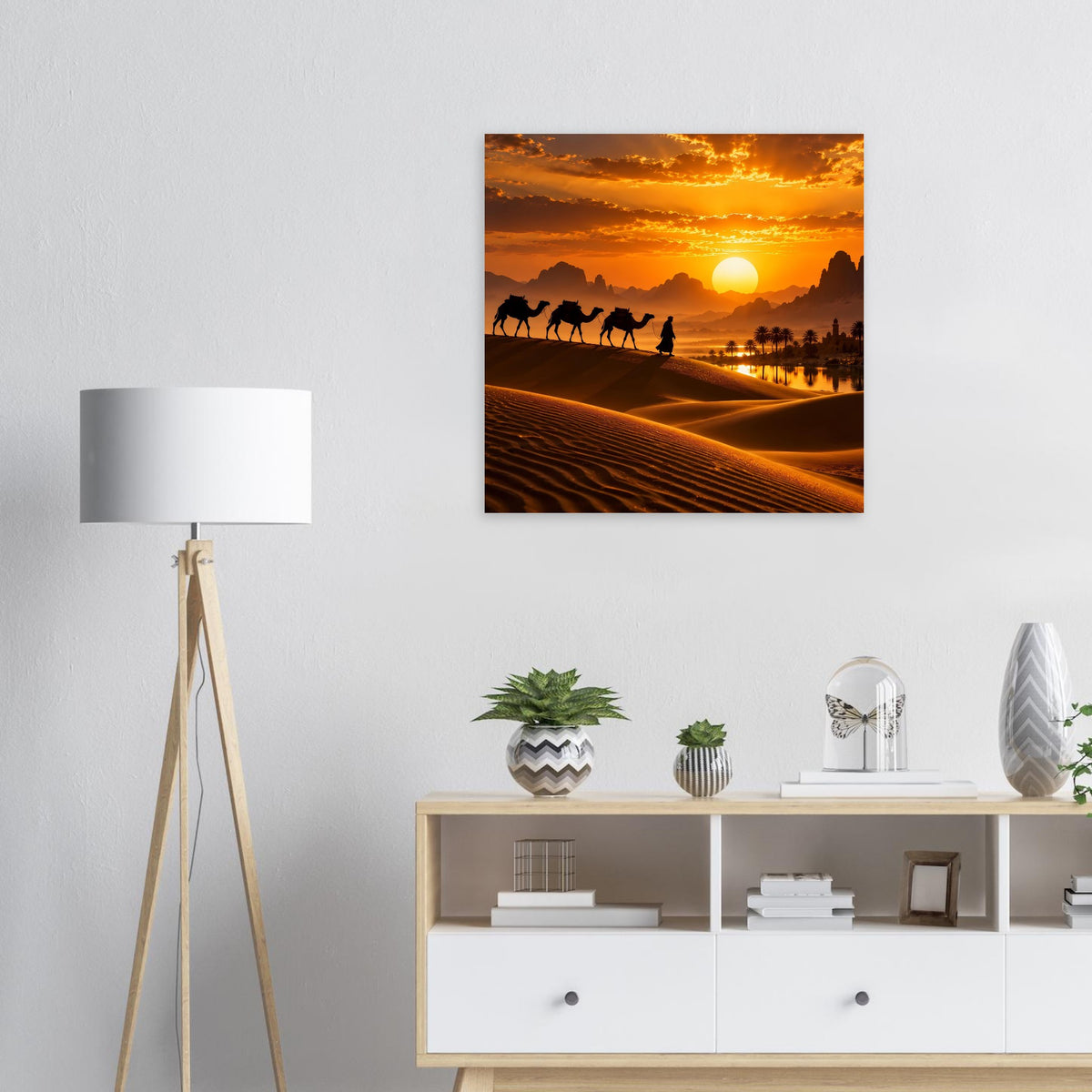 Quadratisches Poster mit Karawane in der Wüste, goldener Sonnenuntergang und Düne