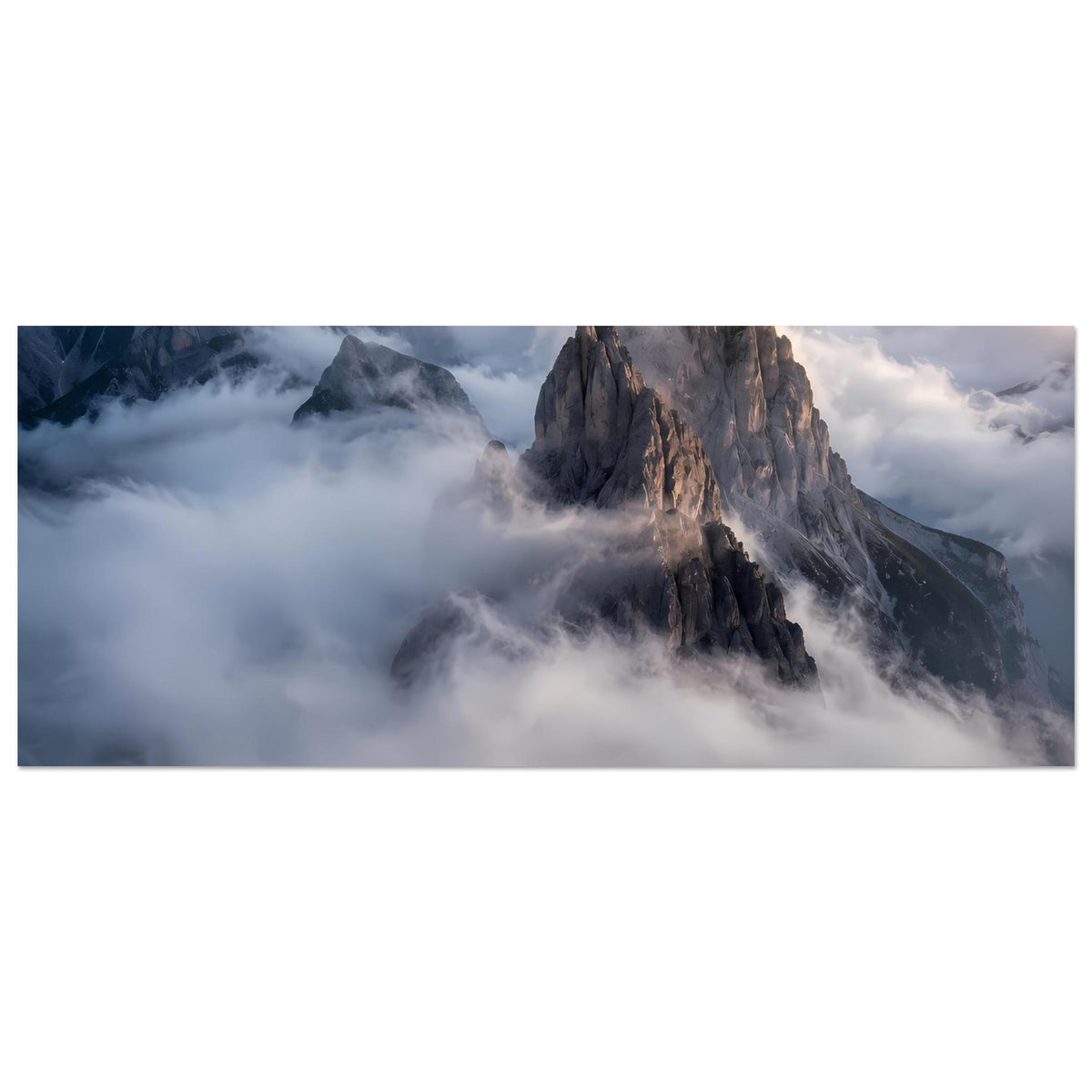 Horizontales Poster mit Berggipfeln über Wolkenmeer und Felsklippen