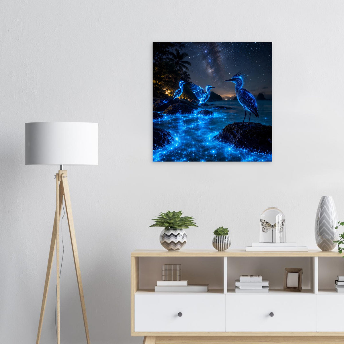 Wandposter: drei leuchtend blaue Nachtvögel auf dunklem Wasser mit Sternenhimmel