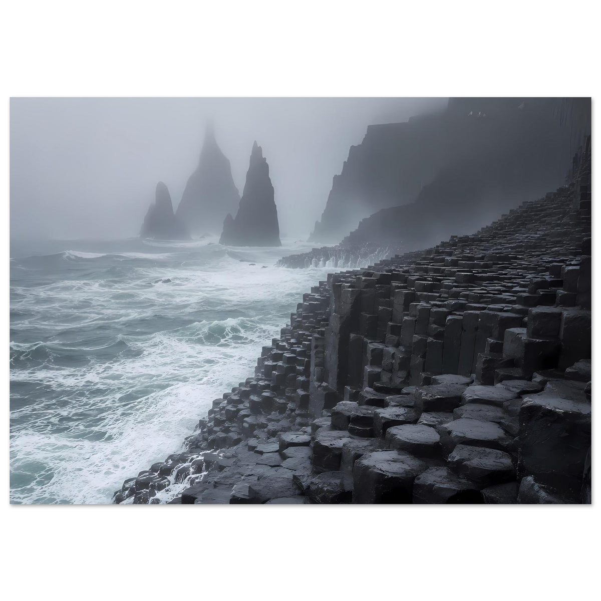 Poster mit Wellen und dunkler Basaltwand aus Polygonsteinen, im Nebel
