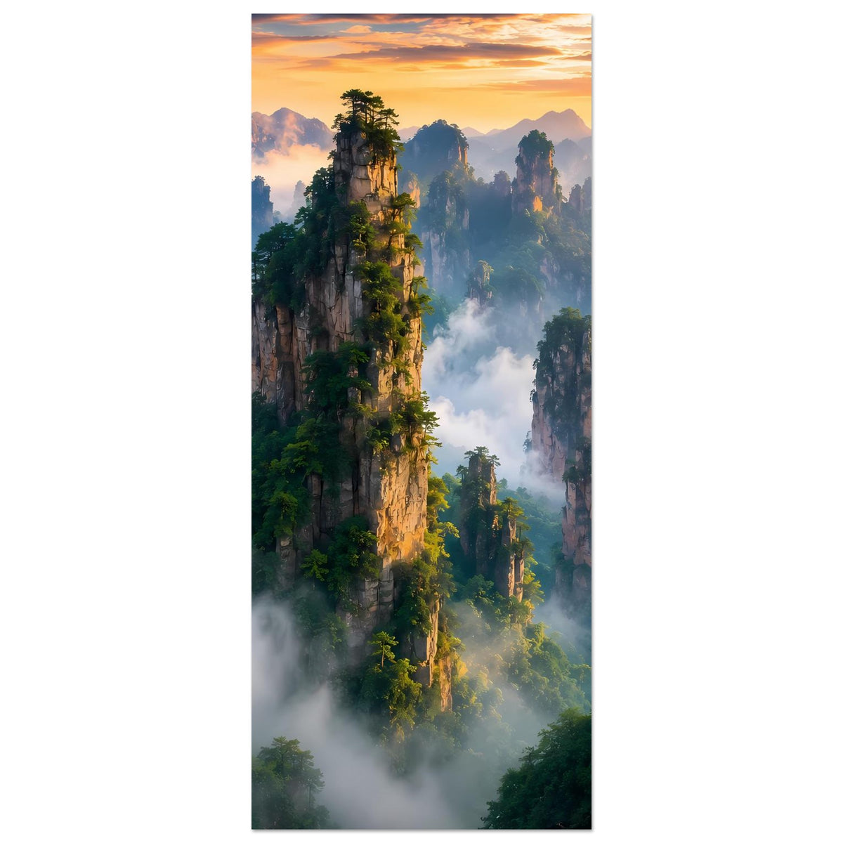 Hochformat-Wandposter mit Berg-Felsnadeln, dichter Vegetation, Sonnenaufgang und Nebel, gerahmt.