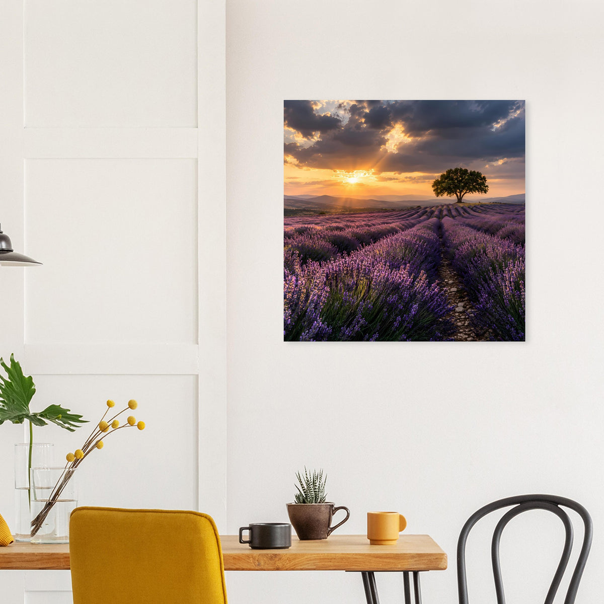 Quadratisches Poster mit Lavendelfeld, lila Wiesen und Baum am abendlichen Himmel