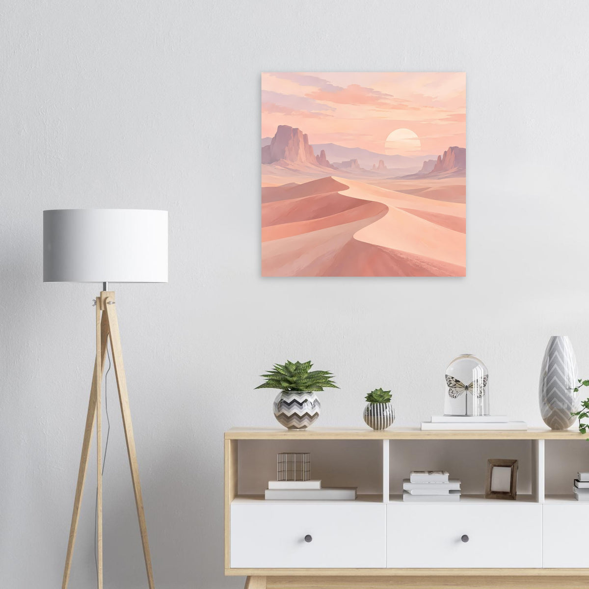 Quadratisches Poster mit Sanddünen, Sonnenuntergang und Bergsilhouetten in Pastelltönen.