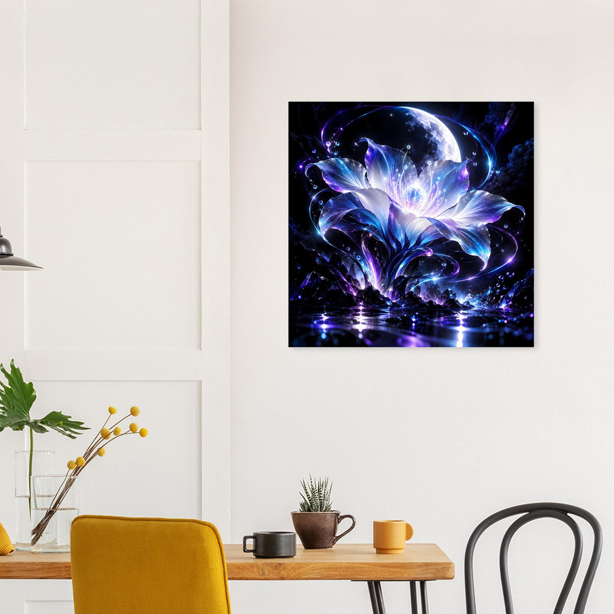 Gerahmtes Poster mit Mondschein-Illustration und schimmernden blau-violetten Blüten