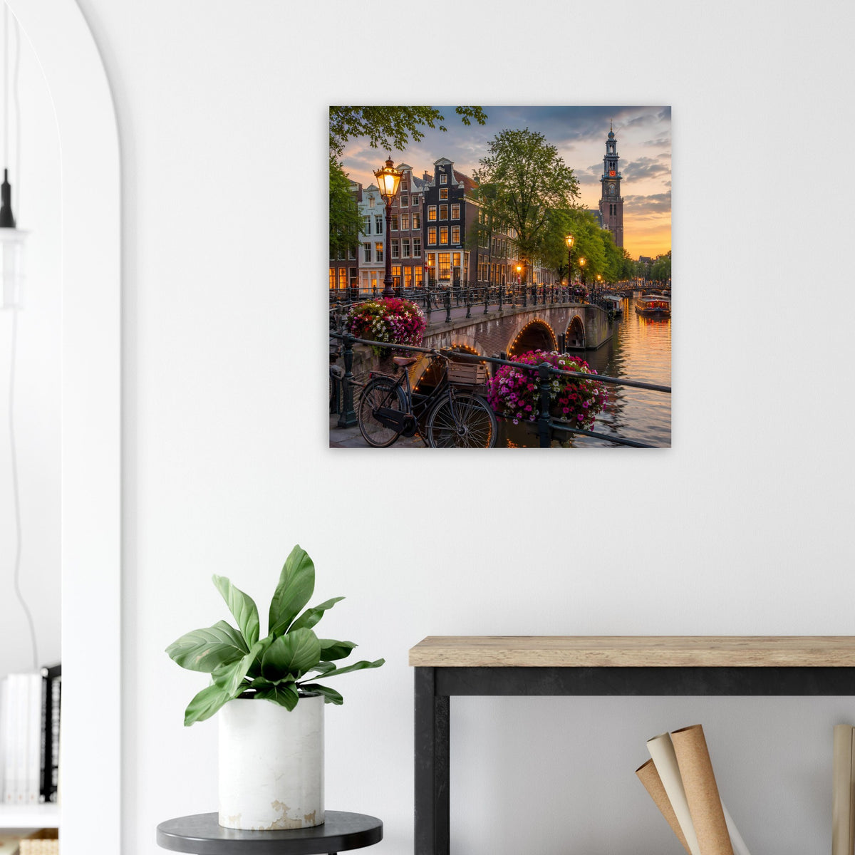 Poster mit Kanalansicht von Amsterdam bei Abendlicht, Fahrräder und Häuserreihe