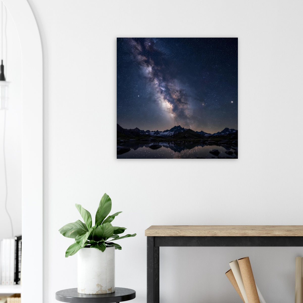 Quadratisches Poster mit Nachtlandschaft: Milchstraße über Bergkanten und felsigem Vordergrund