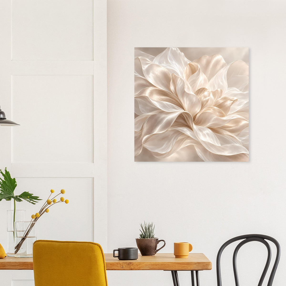 Blumenposter mit beigem floralen Wirbelmotiv, quadratisch, auf matter Papieroberfläche.
