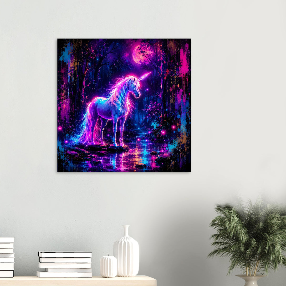 Quadratisches Poster mit leuchtendem Neon-Einhorn im violetten Wald bei Vollmond