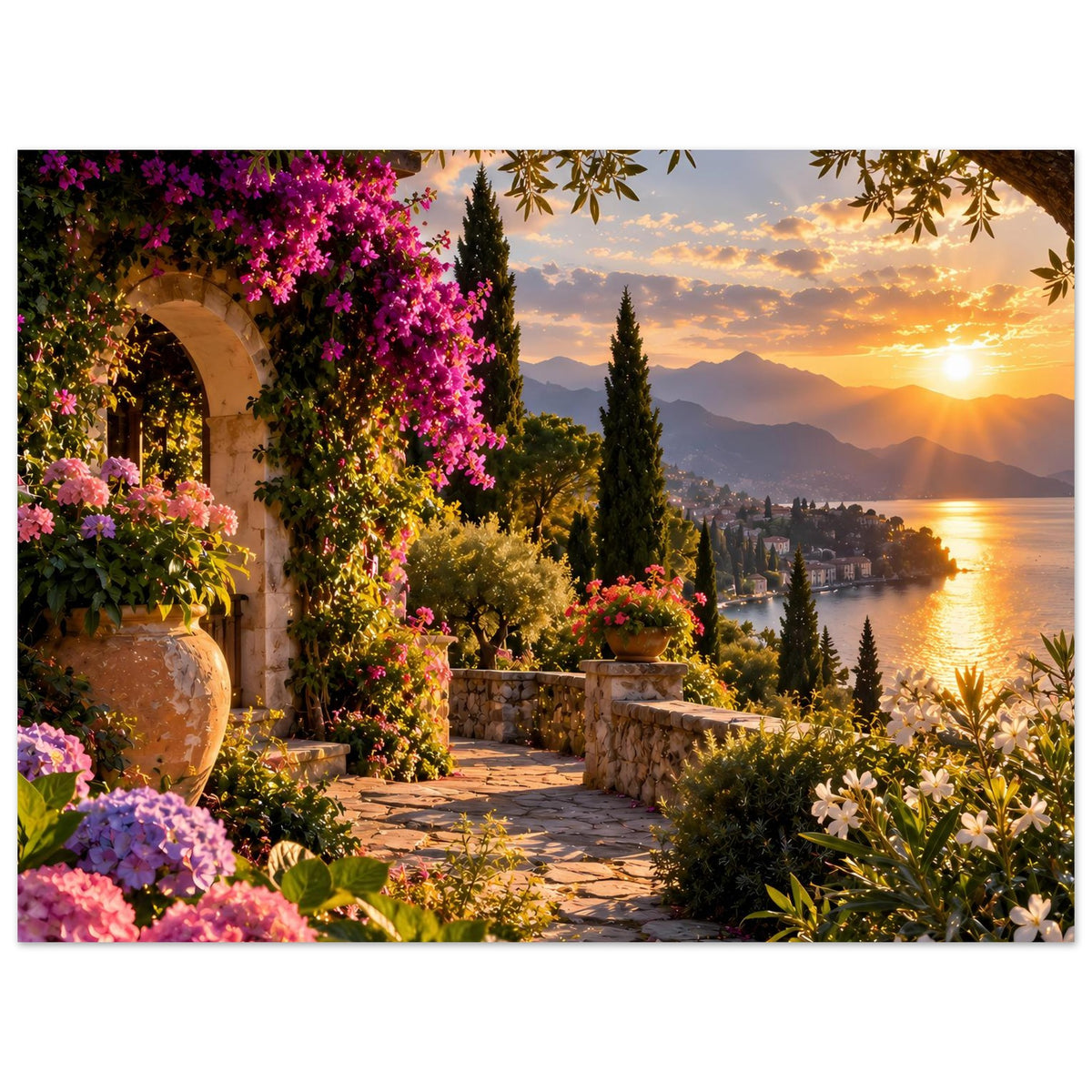 Horizontales Poster mit mediterranem Balkonblick, lila Blüten und Sonne über den Bergen und See