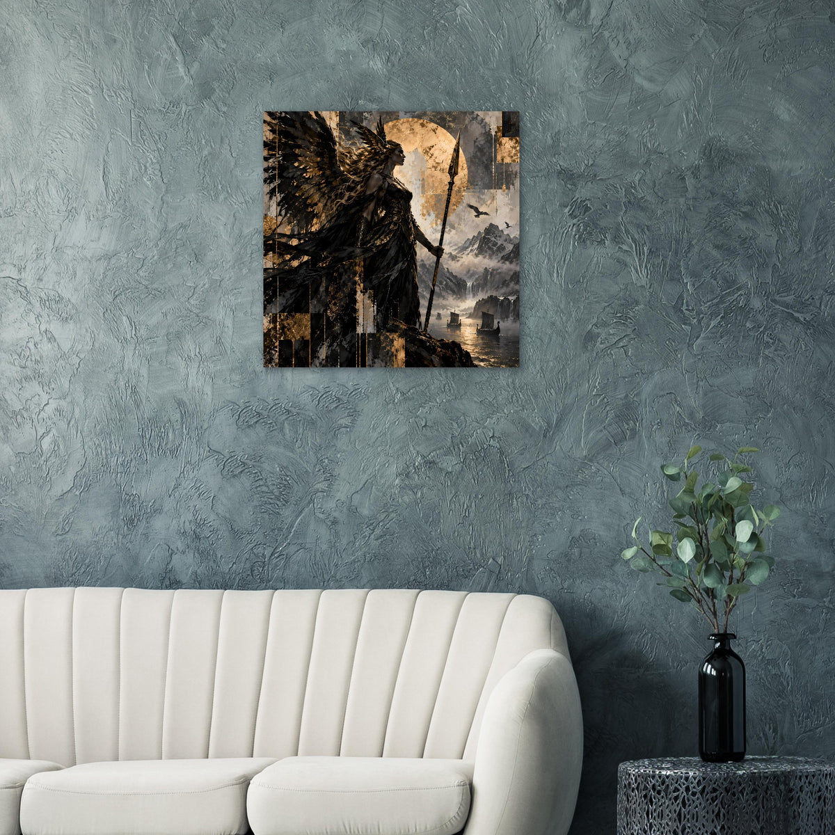 Quadratisches Kunstposter mit geflügelter Kriegerin in Schwarz-Gold, düstere Wolkenlandschaft