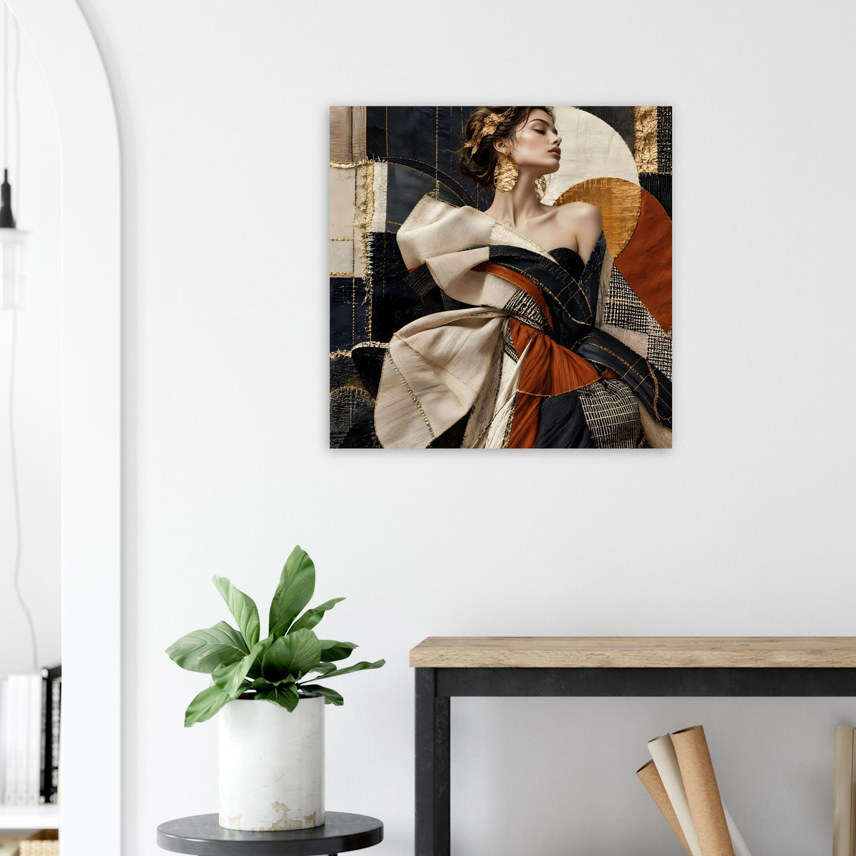 Quadratisches Poster mit Göttinnenporträt, Frau im Profil und goldene Form im Hintergrund des Motivs.