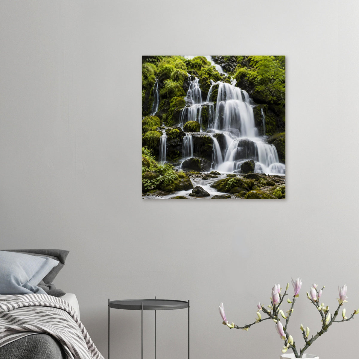 Kleines Wasserfall-Poster: kompakte Ansicht mit Kaskaden über grünem Moos und Steinen