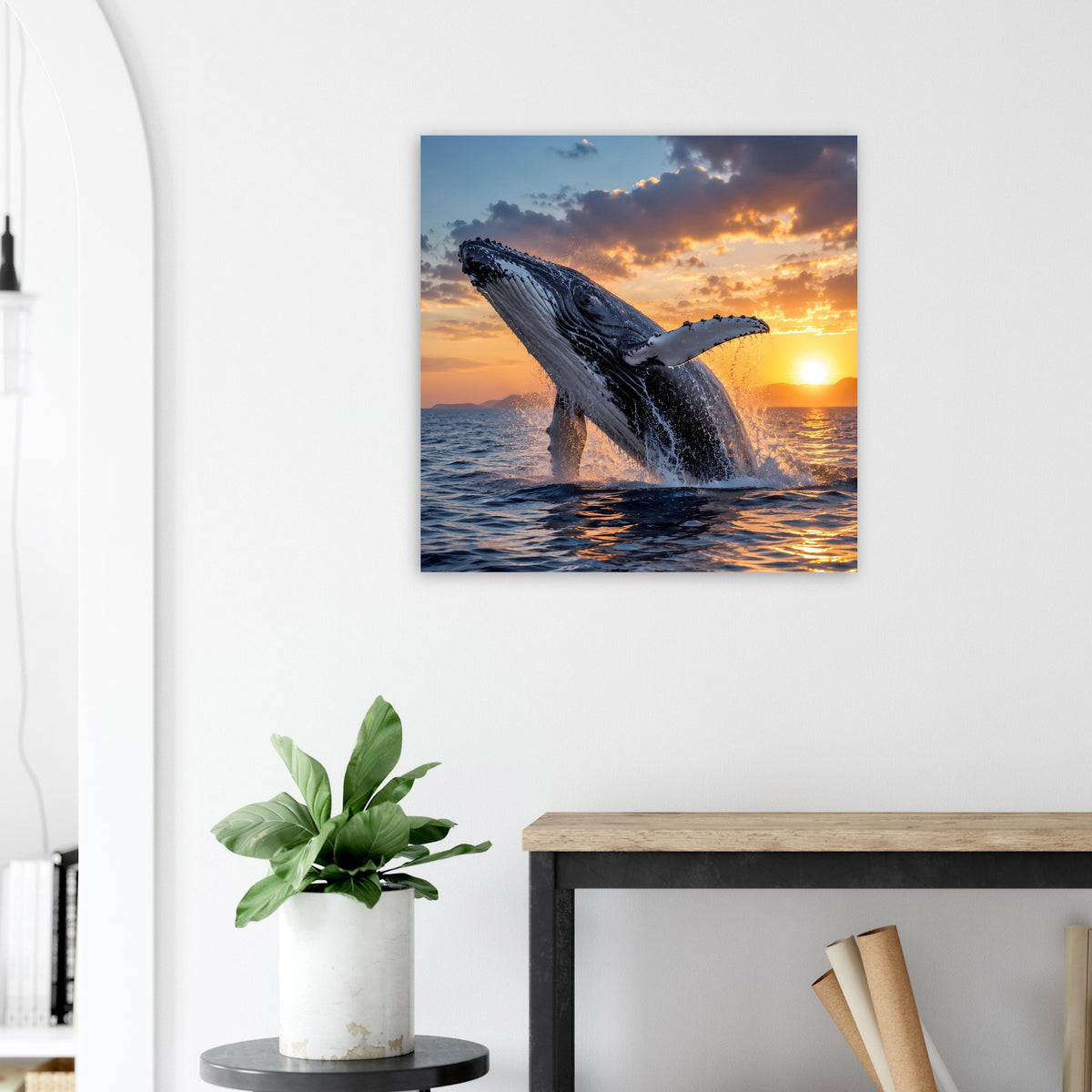 Mattes Poster: Buckelwal an der Meeresoberfläche mit orangefarbenem Sonnenuntergang