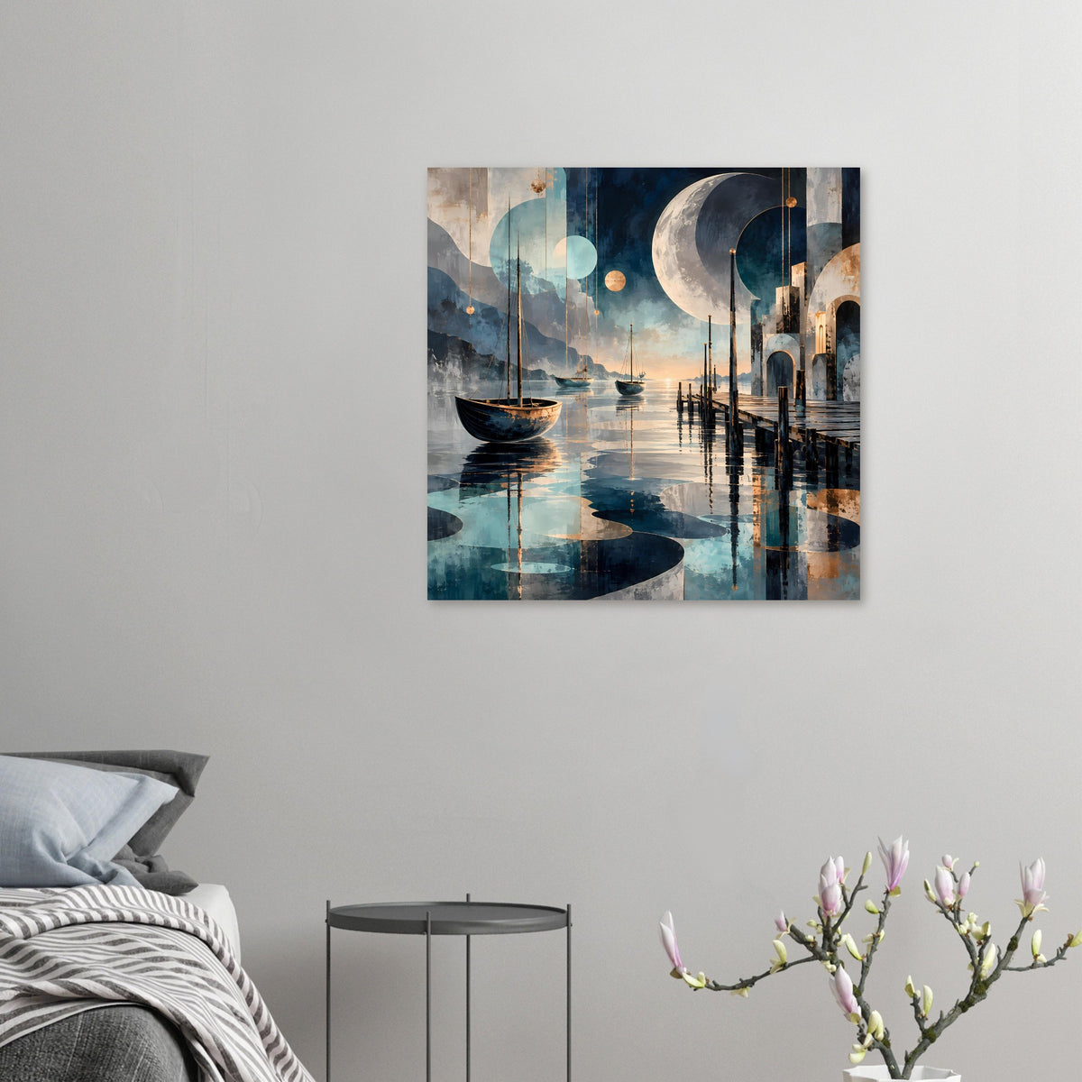 Maritimes Nachtposter klein an der Wand: Segelboot, Steg, Mond und Wasserreflexion im Bild