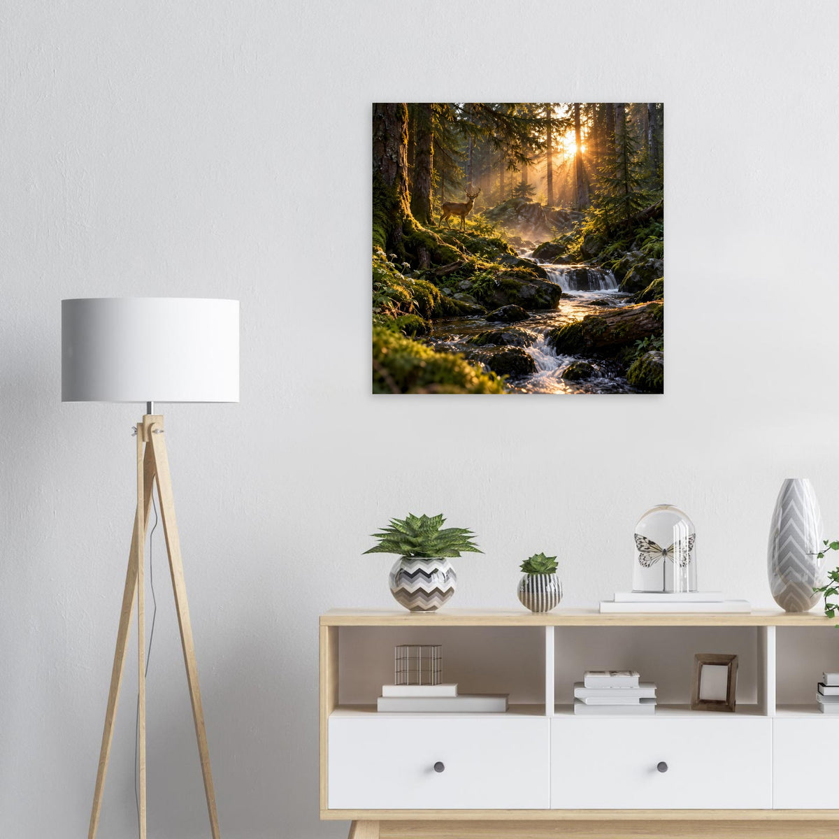 Quadratisches Wandposter: Wald mit Bachlauf, goldene Sonnenstrahlen und dichtem Grün