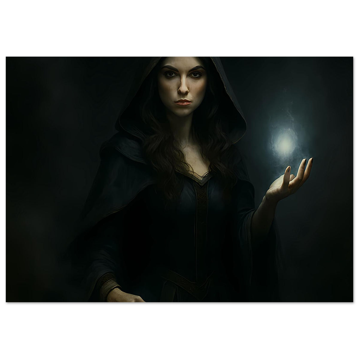 Fantasy-Poster: Hexe mit Kapuze, dunkler Mantel, Lichtkugel rechts, Hand erhoben