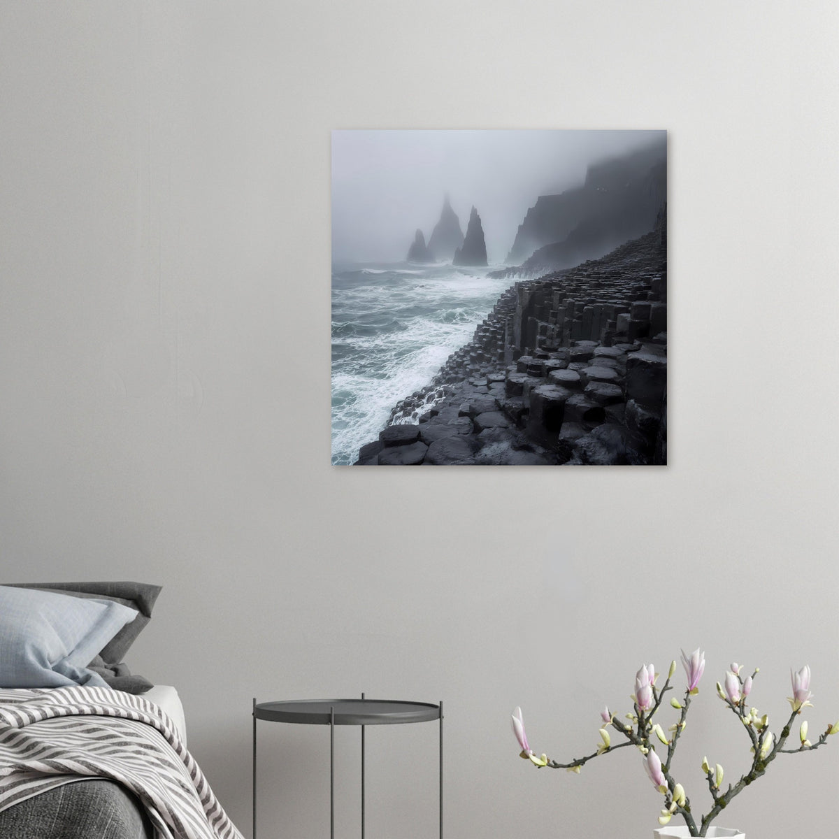 Kleines Küstenposter (horizontal) mit schwarzen Basaltformationen und Meer im Nebel